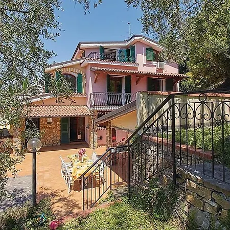 Sleeps 9 With Pool And Air Con