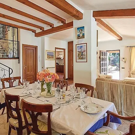 Sleeps 9 With Pool And Air Con Oneglia