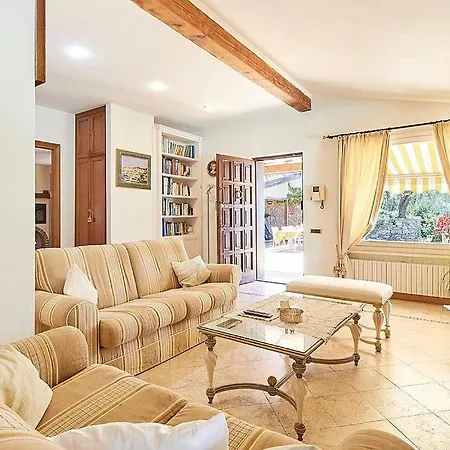 Sleeps 9 With Pool And Air Con * Oneglia