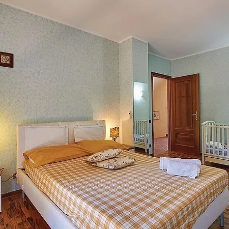 Sleeps 9 With Pool And Air Con Oneglia