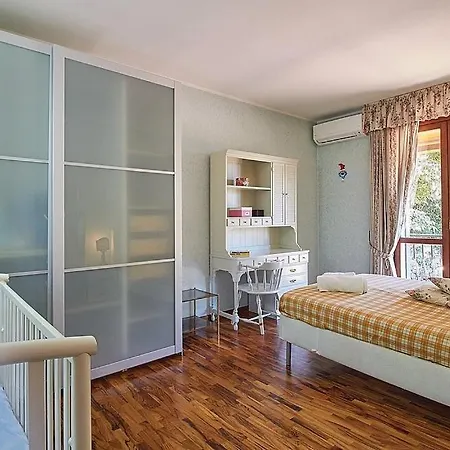 Villa Sleeps 9 With Pool And Air Con Oneglia