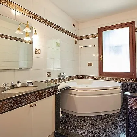 Sleeps 9 With Pool And Air Con Oneglia
