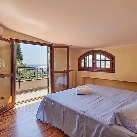 Sleeps 9 With Pool And Air Con Вилла Oneglia