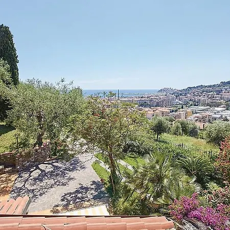 Sleeps 9 With Pool And Air Con Oneglia