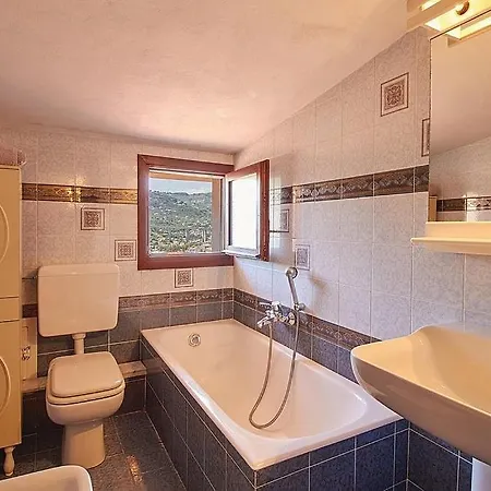 Sleeps 9 With Pool And Air Con Oneglia