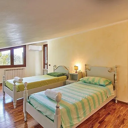 Sleeps 9 With Pool And Air Con *